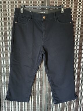 Liz Claiborne Black Mid-rise Capris Sz 16